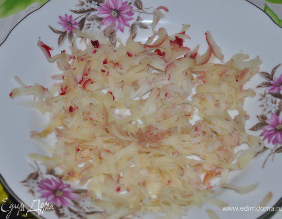 Натереть картошку на терке и выложить на тарелку.