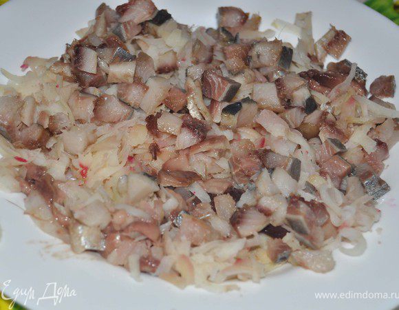 Смазав картофель майонезом,нарезать селедку небольшими кусочками и тоже смазать майонезом.