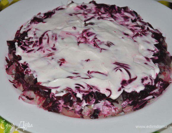 Следующий слой -лук,потом натереть морковь ,свеклу и опять майонез.