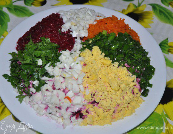 Далее я повторяю слои-картофель,селедку,лук,морковь,свеклу.Украсить можно по своему желанию.Например, я отвариваю яйцо,белок нарезаю мелко,а желток можно раскрошить.Далее конусами выкладываю свеклу,морковь протертые через мелкую терку,желток,белок,зеленый лук,збрызнутый растительным маслом.