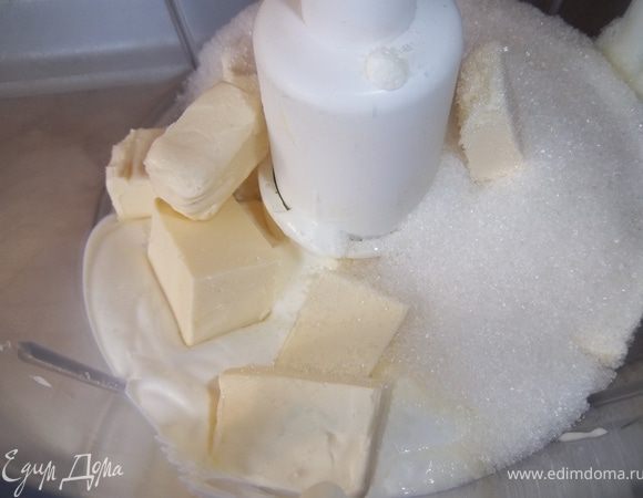 Масло соединить с сахаром. Добавить сметану. Хорошо растереть.
