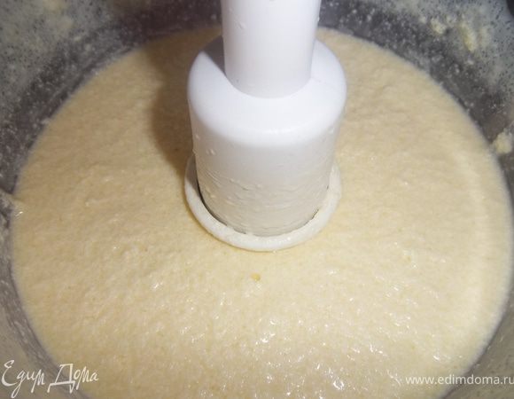 Затем добавить яйца. Постепенно добавить просеянную муку с содой. Все тщательно перемешать.
