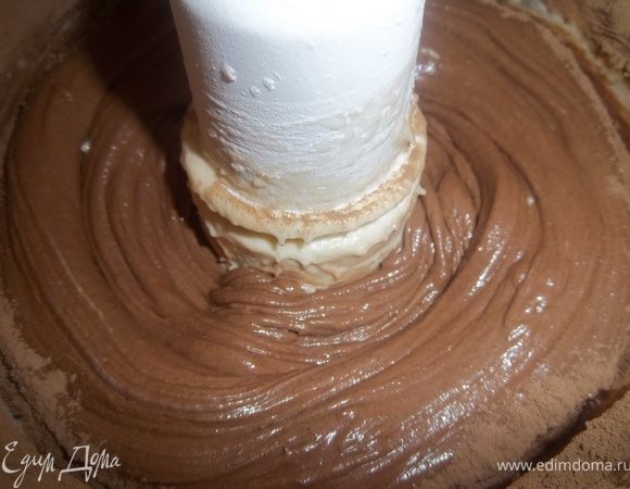 В одну часть теста добавить какао и перемешать.
