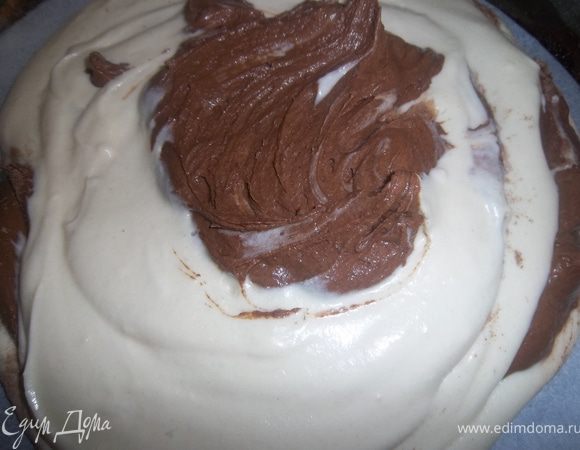 Форму смазать растительным маслом и посыпать мукой. В её центр выложить тесто следующим образом: ложка белого теста, в центр белого ложка теста с какао, дальше в центр теста с какао опять белое тесто и так дальше.