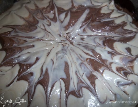 С помощью зубочистки провести линии от центра пирога к краям.