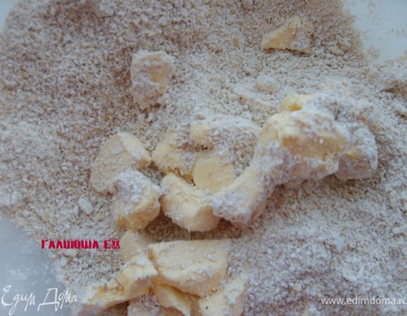 Смешиваем с маслом. Тесто быстро замешивается, ну так получилось у меня,скатать его в шар. Все таки, думаю в него надо добавить яйцо. Смотрите сами.
