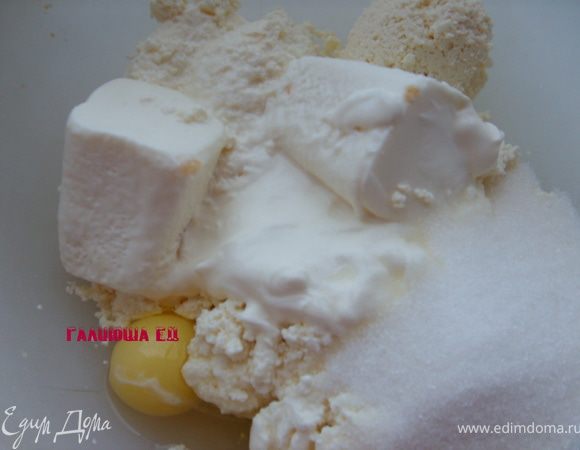 Готовим заливку. Смешиваем хорошенько все ингредиенты, кроме груш, яблок, орехов и изюма