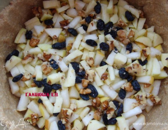 укладываем их на первым слоем,
сверху посыпаем изюмом и орехами