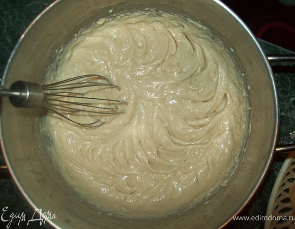 Размягченный маргарин смешать с мукой до однородной массы. Добавить воду, соль, яйцо. Замесить тесто.
Разделить на части.. Положить в холодильник на 20 минут.
Коржи тонко раскатать. В нескольких местах проткнуть вилкой. Выпекать при температуре 180 градусов. 
Яйца взбить с сахаром.Соеденить в кострюле с молоком,поставить на маленький огонь.Добавить муку,варить пока не загустеет.Снять с огня,остудить,добавить масло и пломбир,и хорошо взбить.Промазать коржи.Сверху посыпать обломки от коржа!Приятного аппетита:)