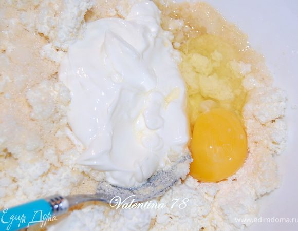 Затем добавить сахар,сметану ,яйцо - вымесить.