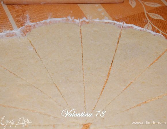 Тесто разделите на 2 части.Поверхность  присыпать мукой, раскатать тесто в круг.Разрезать его на одинаковые треугольники 