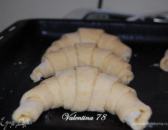 и скатать подковки.Выложить их на противень,смазанный любым жиром.
Выпекать в предварительно разогретой до  200 градусов,духовке 5-7мин,затем температуру уменьшить до 180 и еще мин 17-20.