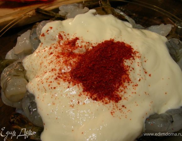 Сначала маринуем креветки в йогурте, смешанном с тандоори. Мы их будем готовить на шпажках, поэтому можно их замочить минут на 30 в теплой воде, чтобы они не горели (я не делала).
