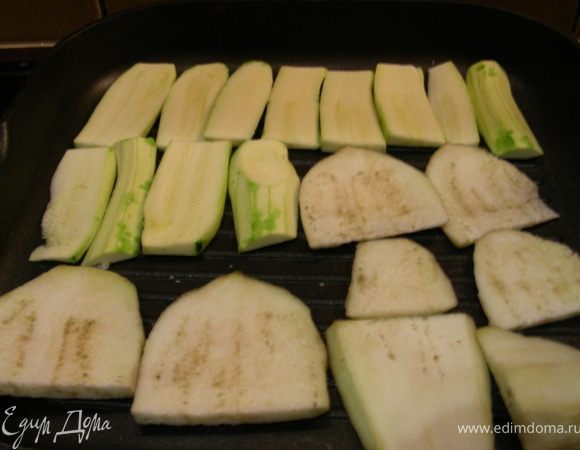 Овощи нарезаем тоненькими полосками вдоль и обжариваем на сковороде гриль (можно или сковороду немного смазать маслом или сами овощи, я не смазывала, так как я их потом немного допекла в духовке) минуты по 3 с каждой стороны.
