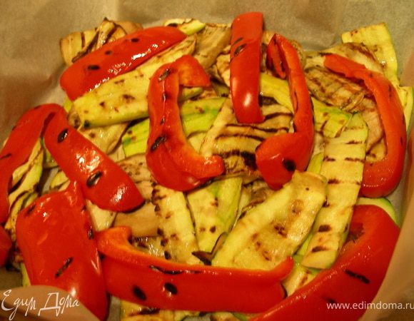 Я овощи еще немного запекла в духовке, что совершенно необязательно (просто мой муж любит, чтобы они были хорошо проготовлены). Я их выложила в форму для запекания, смазала маслом от вяленых томатов и отправила в духовку при 180 гр минут на 15. 
