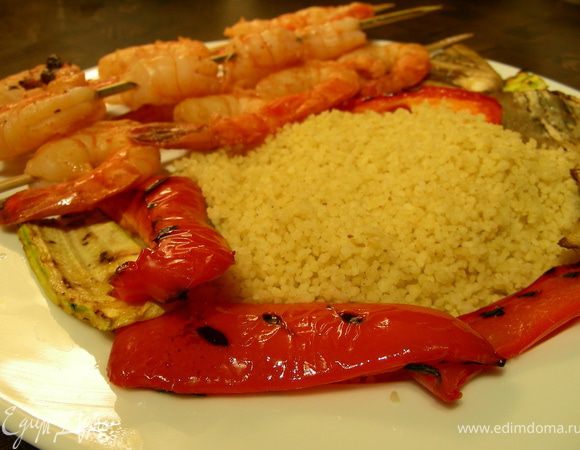 На тарелки выкладываем кускус, овощи и креветки и подаем. Приятного аппетита))
