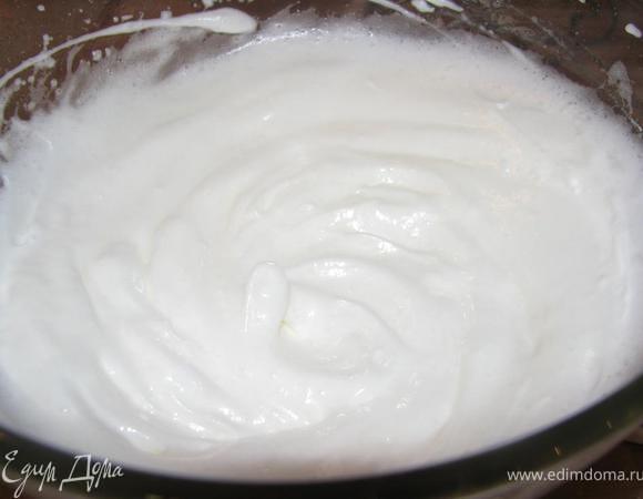 Охлажденные белки взбиваем до мягких пиков, добавляем 40 г сахара, взбиваем в крепкую пену. Вливаем горячий сироп, не прекращая взбивать.
