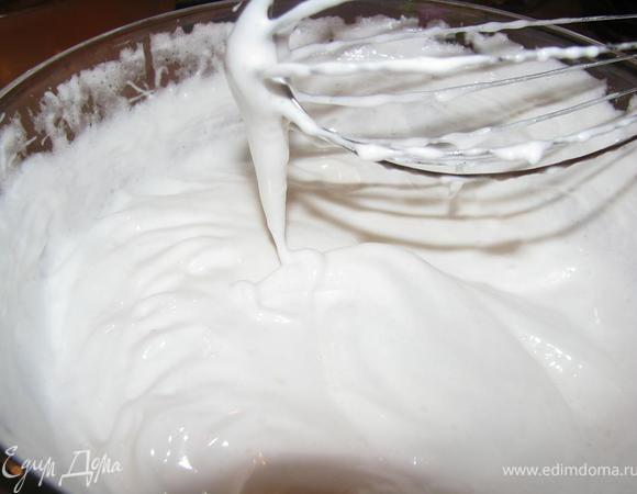 Тоненькой струйкой вливаем оставшуюся половину желатина, все время взбиваем. Белковая масса моментально начнет густеть.