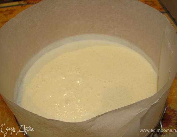 Бока формы выкладываем пергаментом, выливаем суфле на корж.