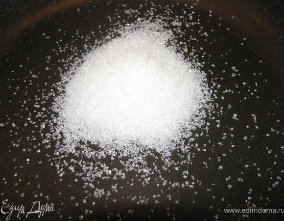 Готовим карамель-3 ст. л. сахара высыпаем на горячую сковороду.