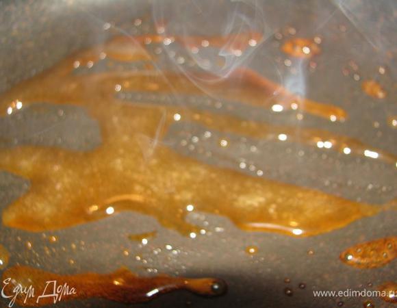 Когда сахар превратится в карамель, высыпаем грецкие орехи.