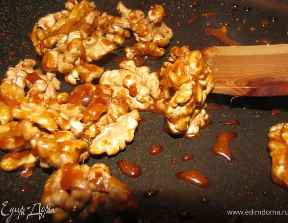 Снимаем сковороду с огня, перемешивая карамель с орехами.