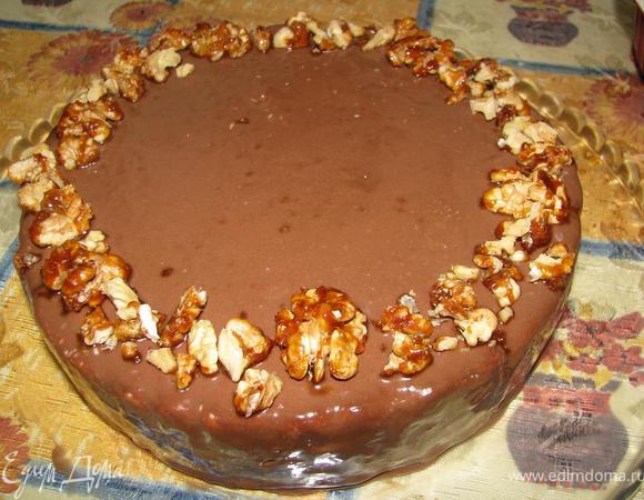 Для глазури смешиваем сливки, сахар+какао, доводим до кипения, добавляем масло, перемешиваем, даем остыть. Покрываем торт глазурью и украшаем карамелизированными орешками.