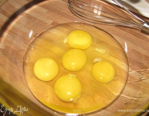Яйца взбиваем венчиком с солью.