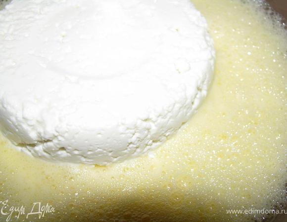 Добавляем творог.