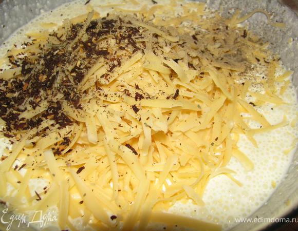 Трем сыр, перчим, добавляем сушеные помидоры.