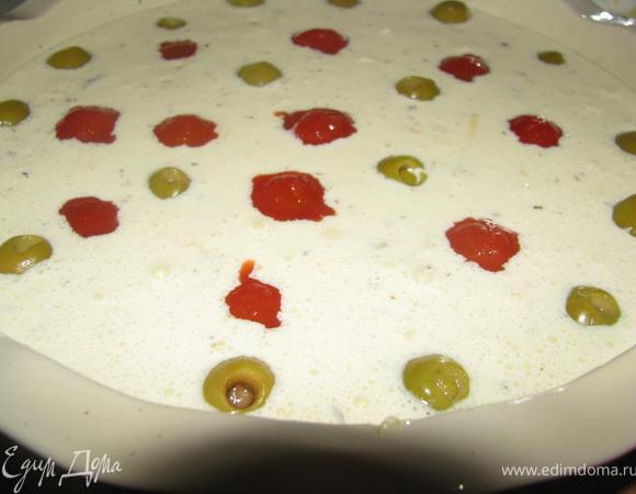 Выкладываем оливки и помидорки-черри, слегка утапливая их в творожно-сырную массу.