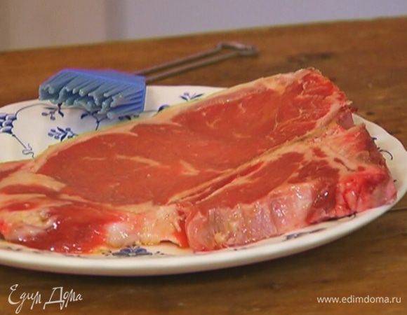 Мясо с обеих сторон немного смазать оливковым маслом.