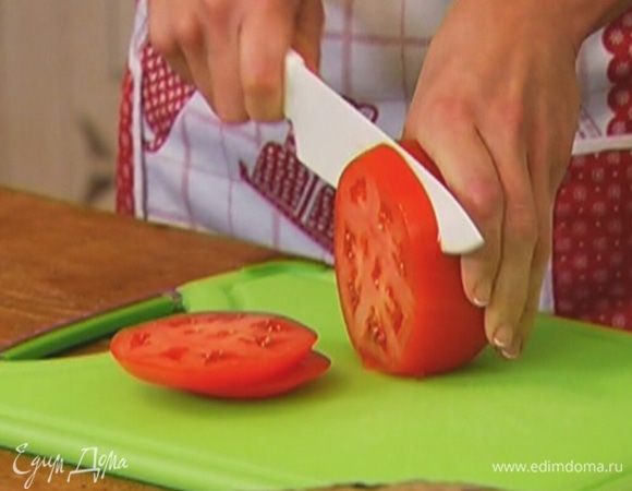 Помидор нарезать кружками.