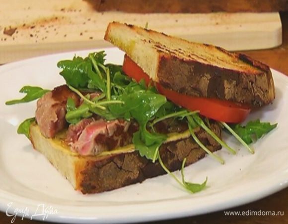 Второй кусок хлеба пропитать оставшимся оливковым маслом Extra Virgin и накрыть сэндвич.