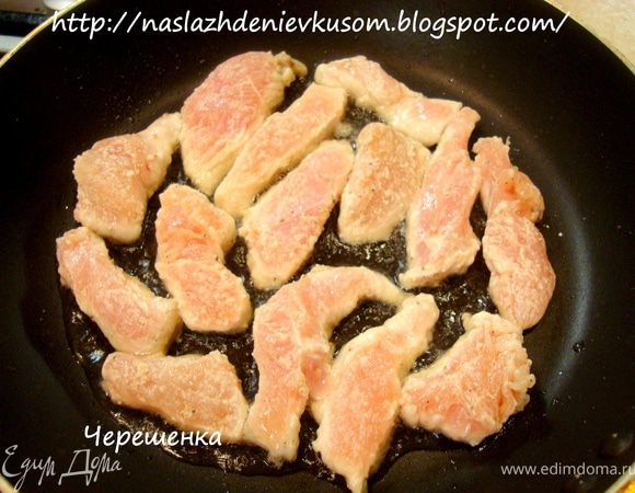 Обжарить на растительном масле кусочки курицы порциями до золотистой корочки…