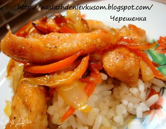 Курицу перемешать с овощами и дать постоять минут 10-15, чтобы они насытились ароматами и вкусом друг друга… Подавать с рисом, либо любым гарниром на ваш вкус… Приятного аппетита!