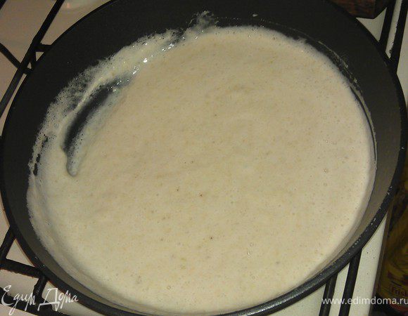 На предварительно разогретую сковородку высыпаем сахар. В это время смешиваем в блендере 2 банана и молоко. Отправляем всё это в сковородку. Перемешиваем. Доводим до кипения. (должна получиться банановая карамель, но у меня она немного не вышла)