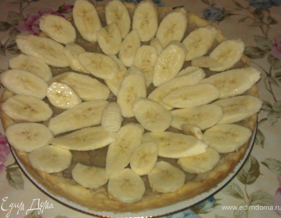 Нарезаем оставшиеся бананы и выкладываем сверху начинки.