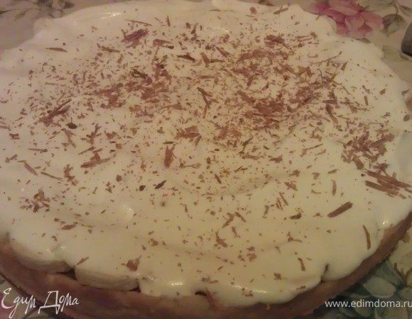 Ножиком нарезаем стружку с шоколада и украшаем торт.