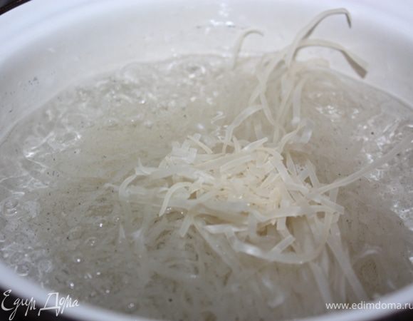 Отварить рисовую лапшу как указано на упаковке. У меня надо бросить в кипящую воду и сразу снять с огня. Дать постоять 3 минуты и слить воду.
