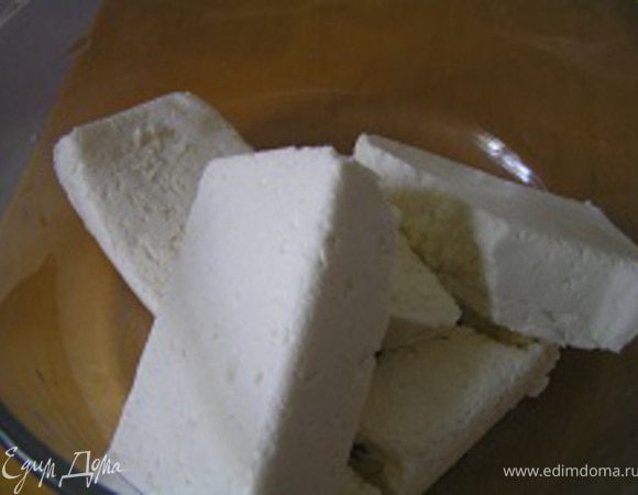 Творожные сырки (или творог) выложить в миску.