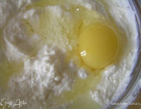 Добавить яйцо и немного взбить.