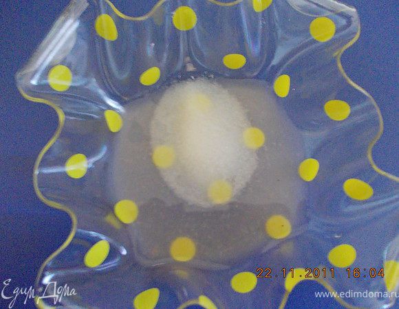 отжать сок из грейпфрута и смешать с сахаром,