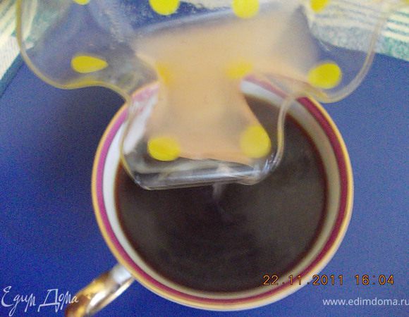 добавить в чашку с горячим кофе сок с сахаром ,