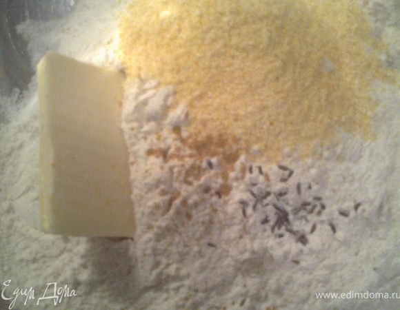 Смешиваем муку,специи и масло.Перетираем руками в крошку(тут у меня закрались сомнения:а как же без жидкости?)