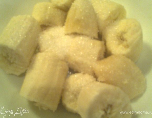 Разминаем бананы вилкой с сахаром-1 минута.