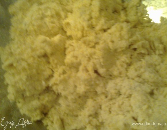 Внедряем их в тесто!Тоже руками.Тут мои опасения по поводу жидкости развеялись.