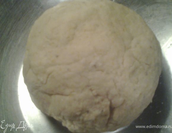 На наших глазах крошка превращается...в ко-ло-бок!(признаюсь,что сыпанула+30гр муки,но это оговаривается в рецепте повара:бананы-то разные)