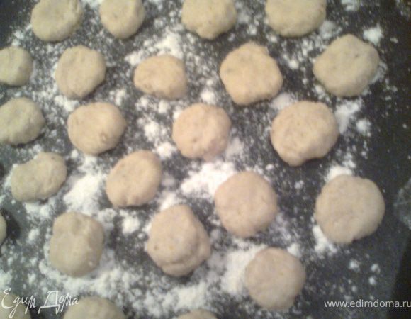 Отщипываем по кусочку с вишню,т.к.я сразу решила,что будут чипсы,а не лепёшки.Приминаем к доске(получается таких две дощечки)