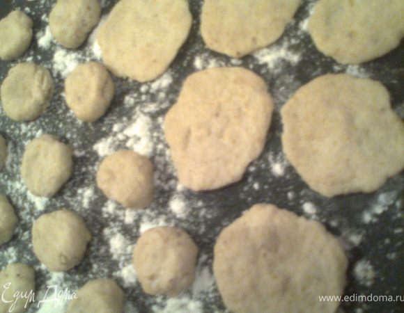 В это время масло нагревается,а мы берём и разминаем в руках первую чипсину.Можно и скалкой,но так приятно растягивать лепёшечку и ощущать крупинки кукурузы!Медитация,да и только!